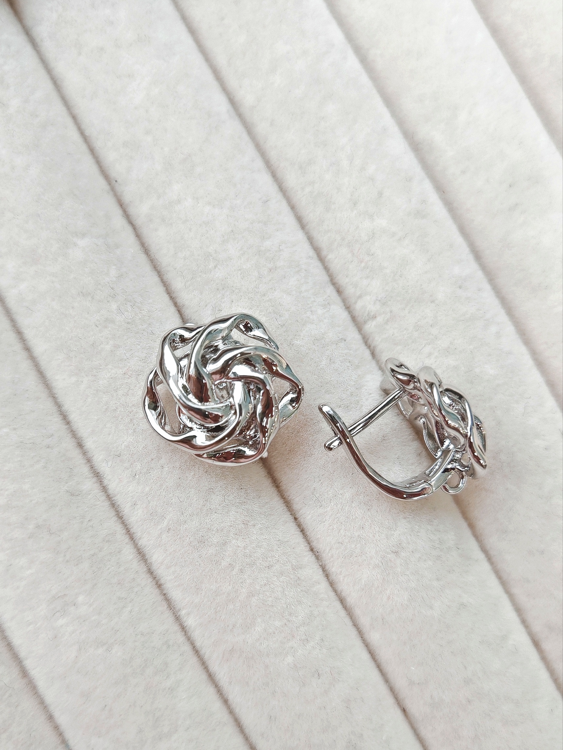 165275-р Швензы "Розы" с англ. замком 16*15мм, родий, пара