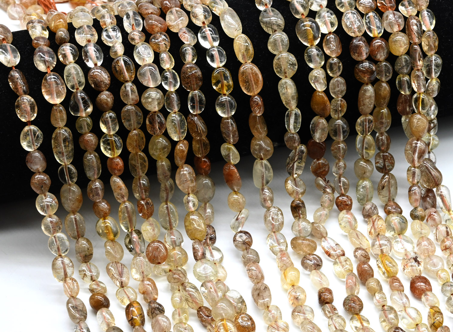 45037 Волосатик (рутиловый кварц) золотистый галтовка 5-6*8мм, нить 39см