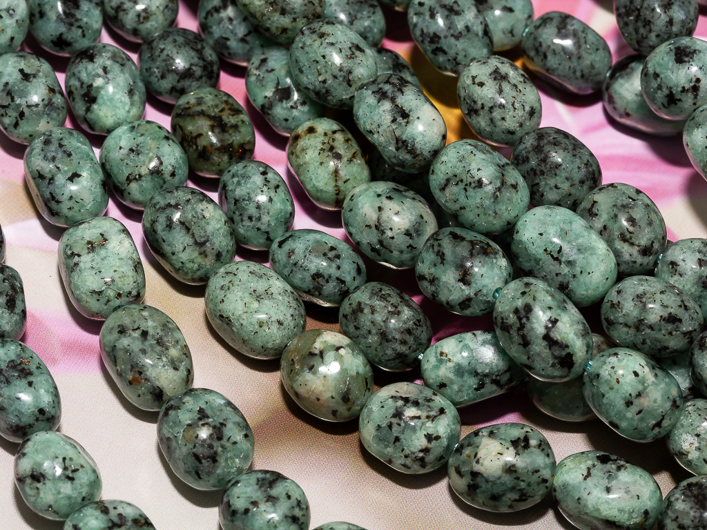 75819-п Пегматит галтовка 7,5-9мм, нить 36см