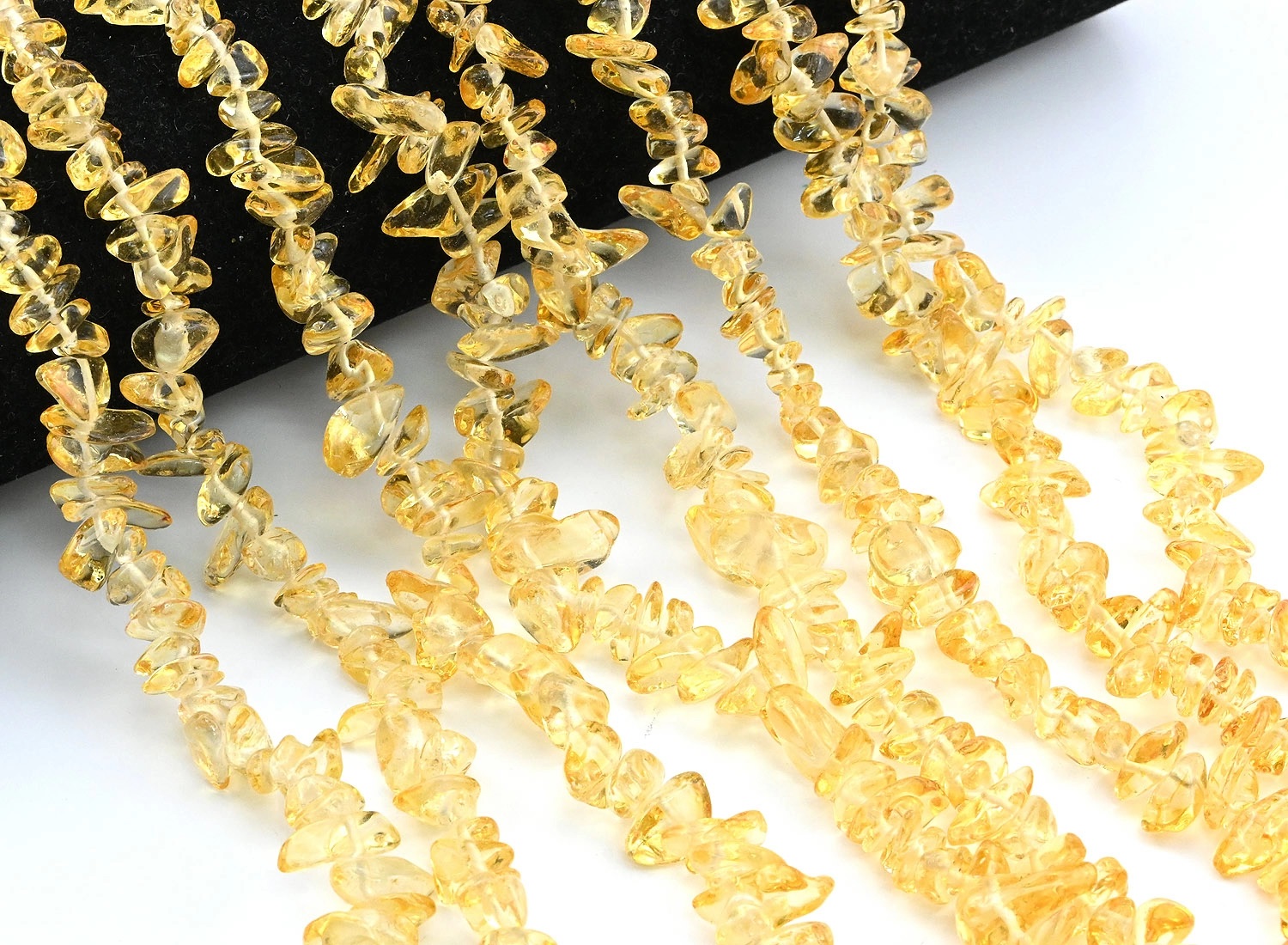 скр7-м Стекло крошка 7*3мм медовый, нить 40см