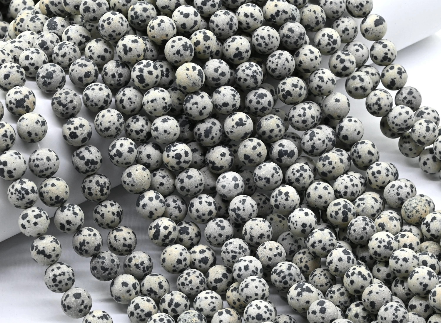 15749-м10 Яшма "далматиновая" (диорит) шар матовый 10мм, нить 38см