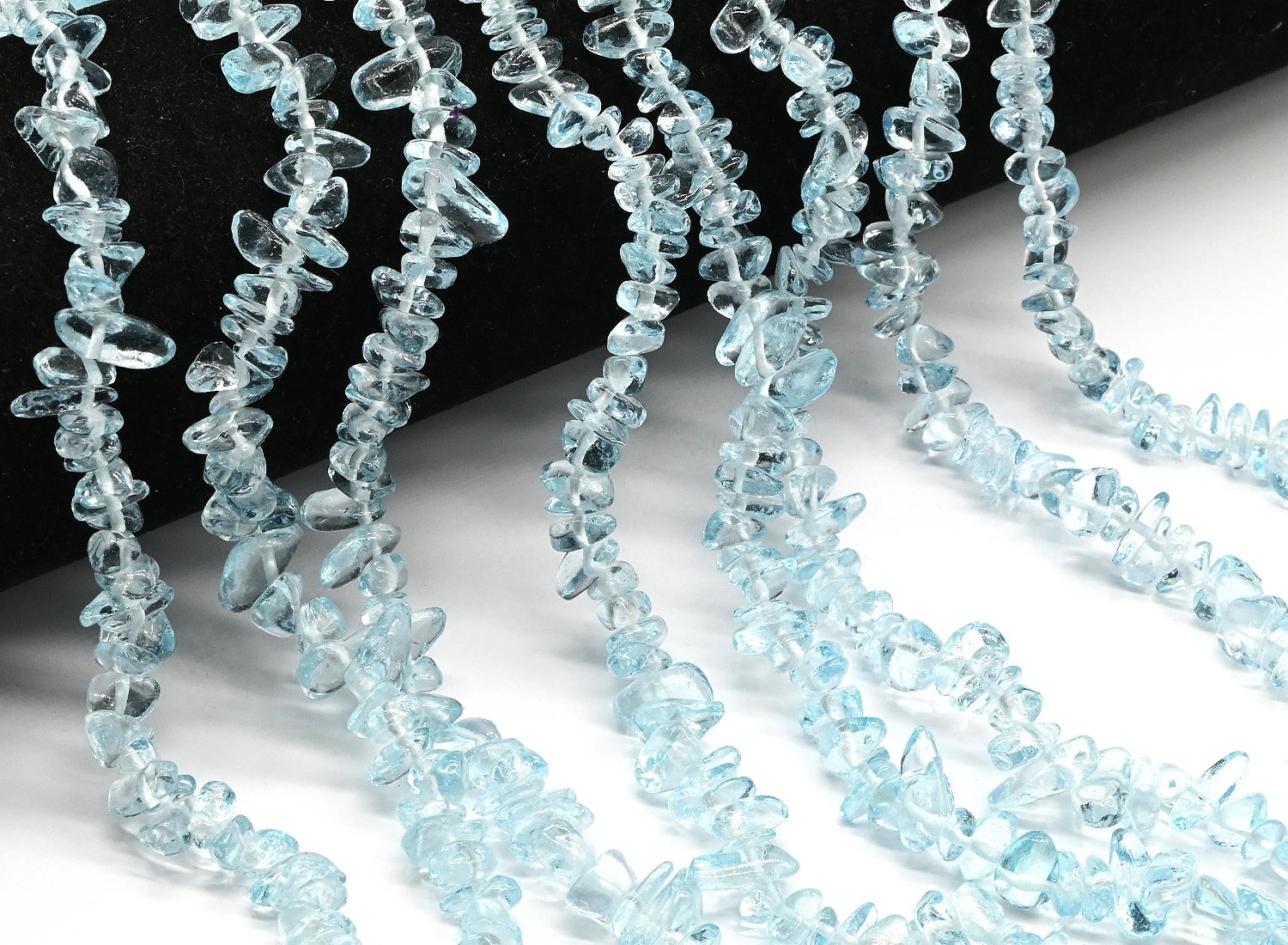 скр7-нг Стекло крошка 7*3мм нежно-голубой, нить 40см