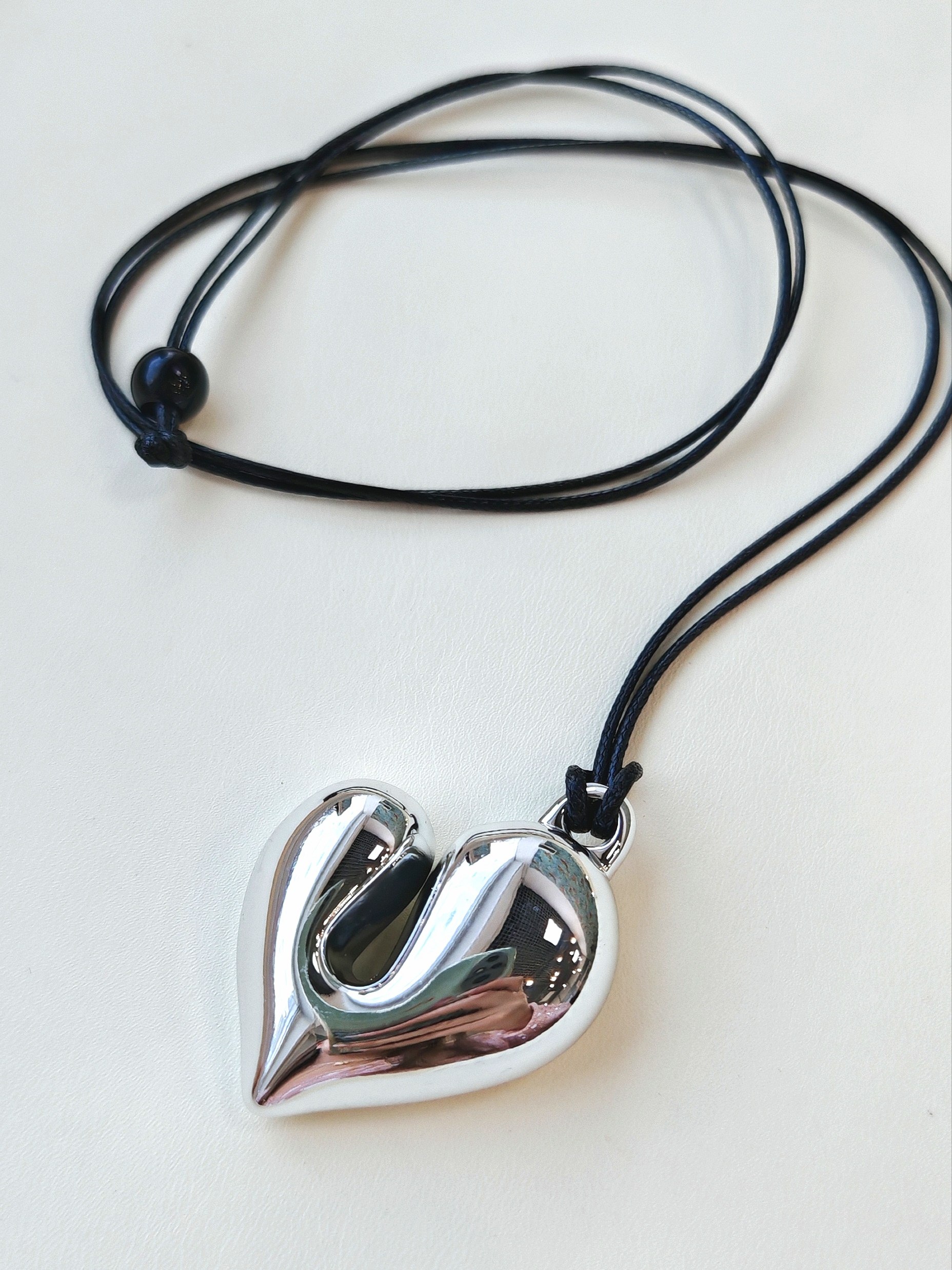 п3235-с Подвеска акрил "Сердце пухлое" 35*32мм со шнуром, серебристое