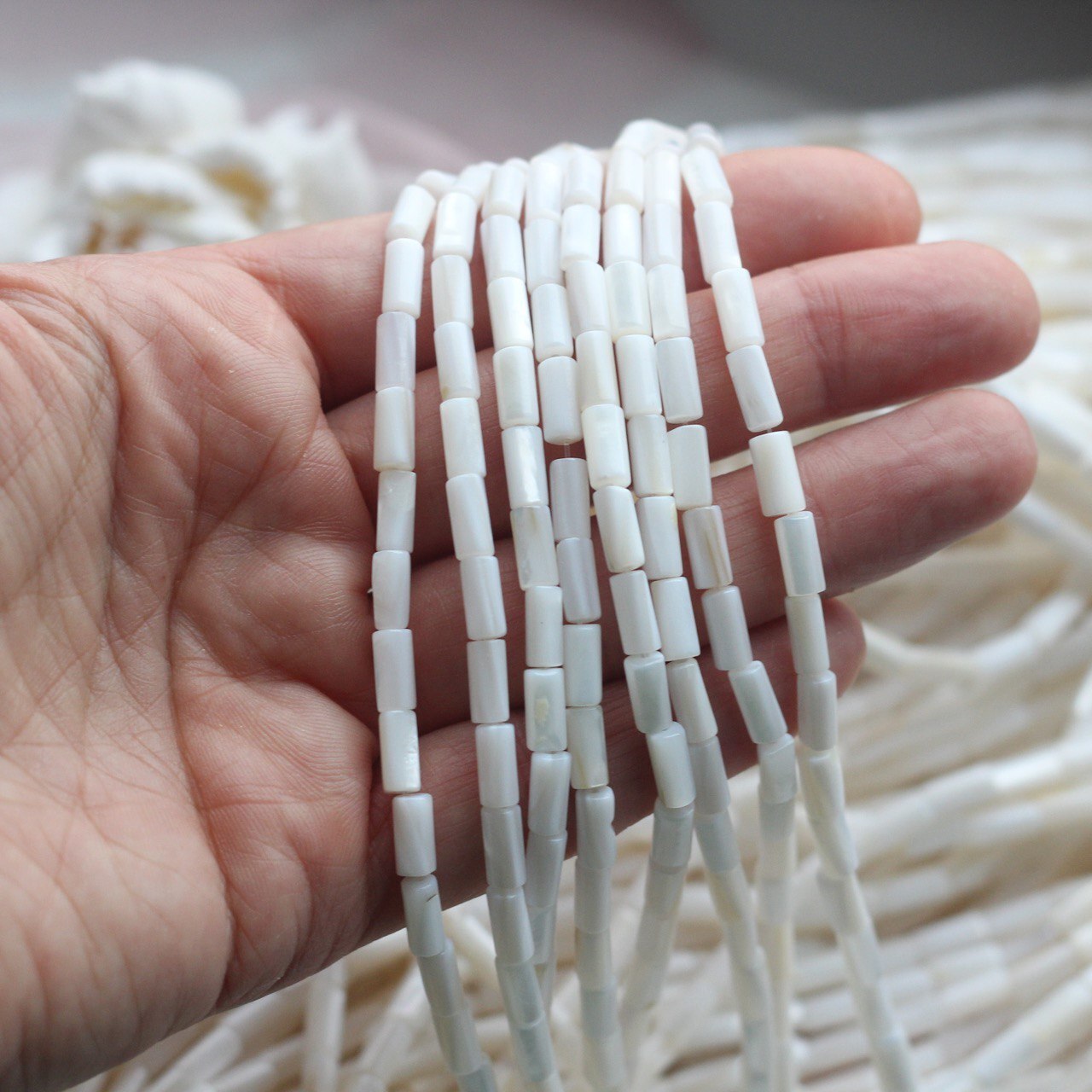 пр020 Перламутр трубочка 8*4мм, молочный, нить 38см