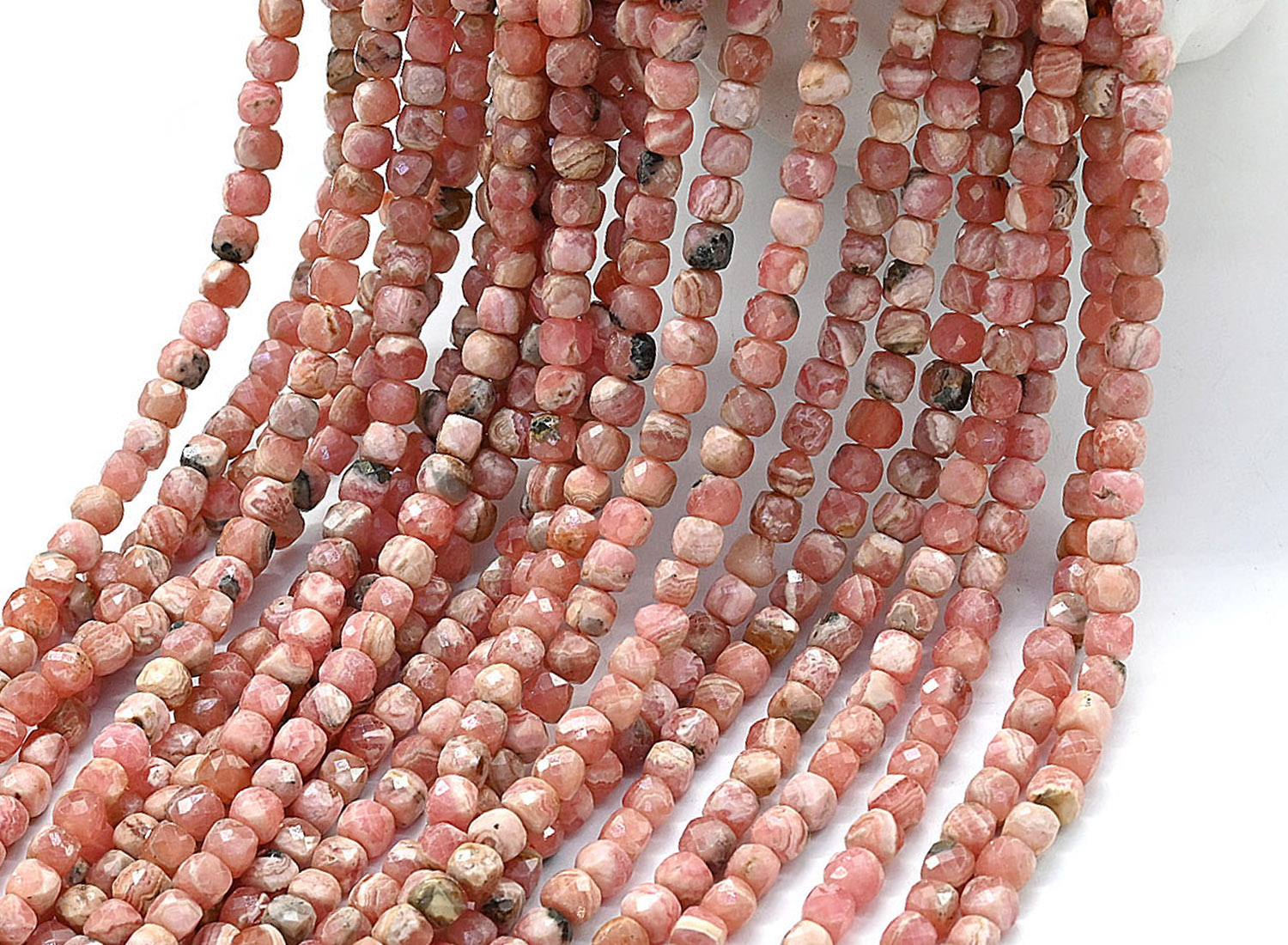 54011-р5 Родохрозит кубик 5мм, нить 19см