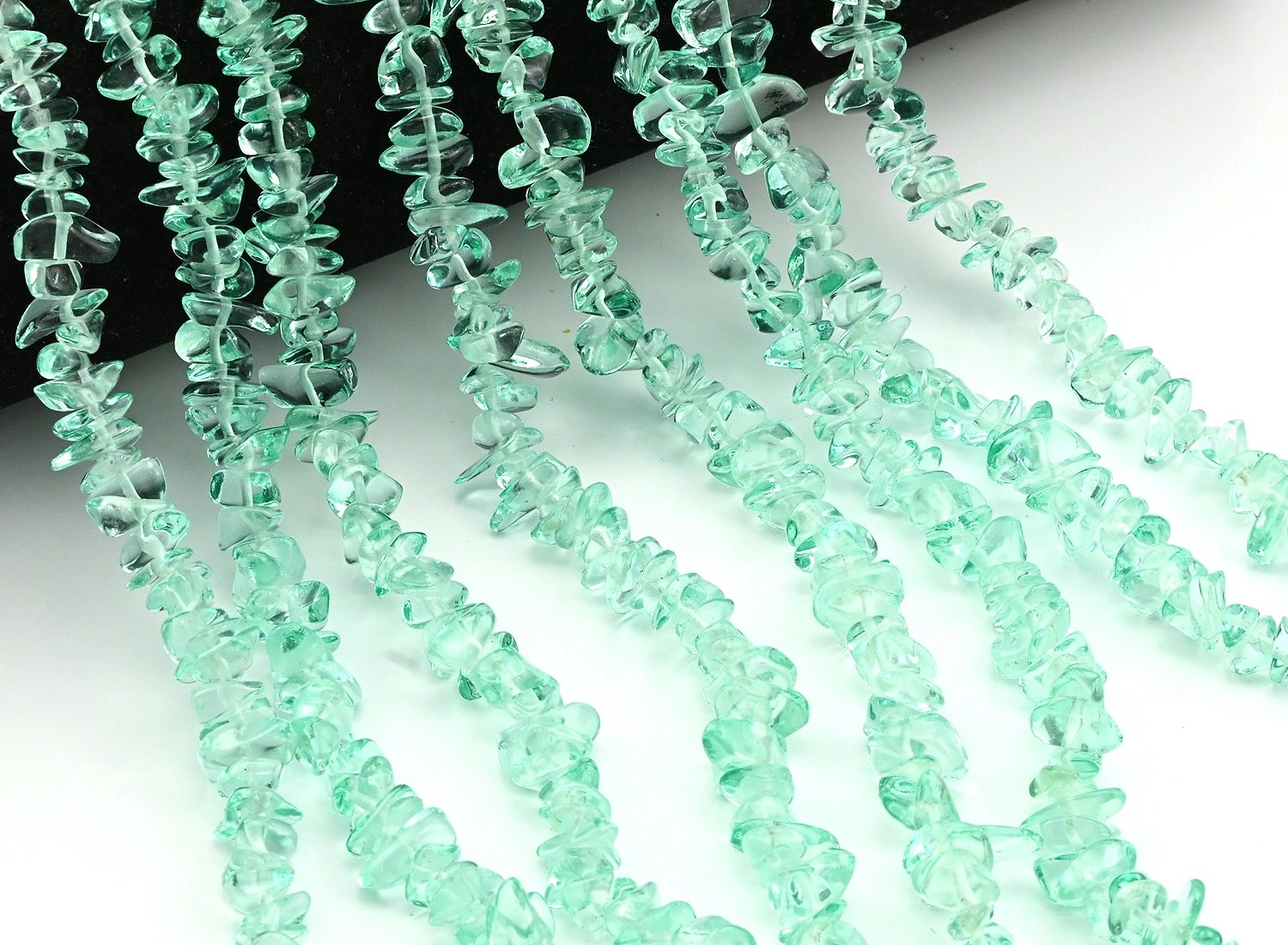 скр7-м Стекло крошка 7*3мм мятный, нить 40см