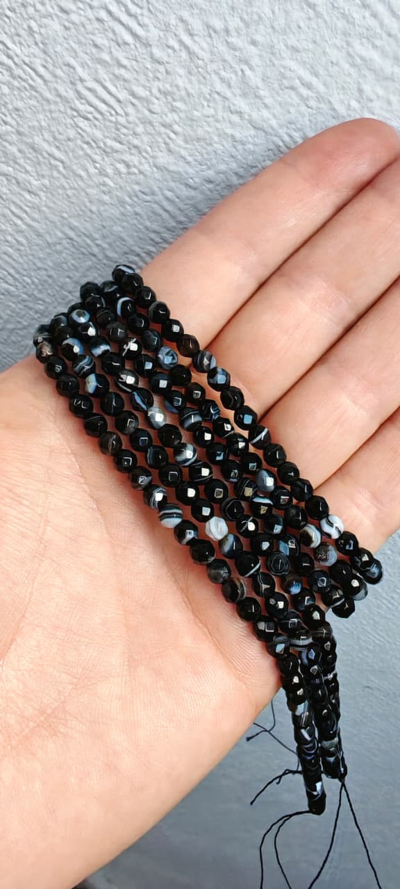 43084 Агат черный с полосками шар огранка 4мм, нить 39см