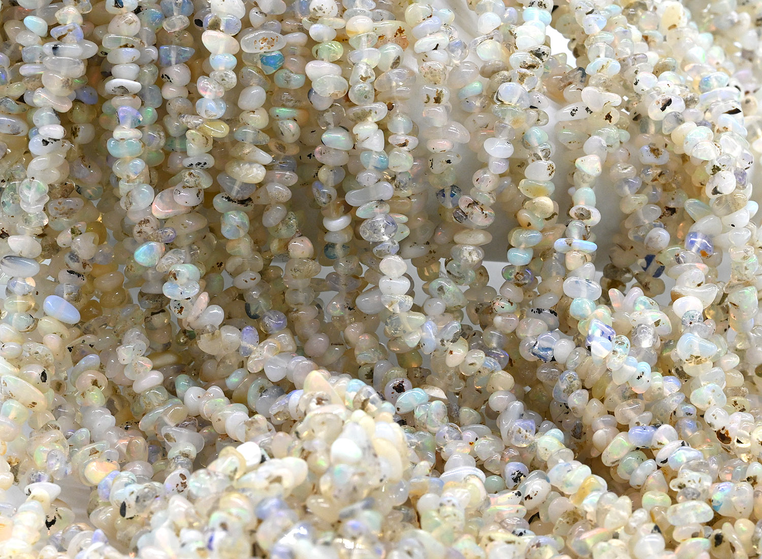 11013 Опал натуральный крошка 3*2мм, нить 20см