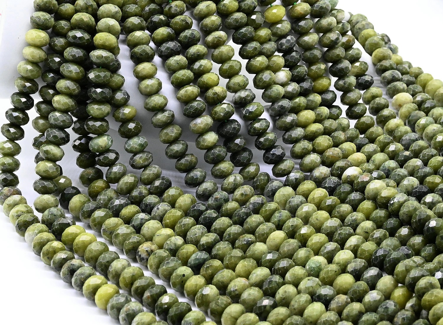 31179 Нефрит рондель огранка 10*7мм, нить 19см