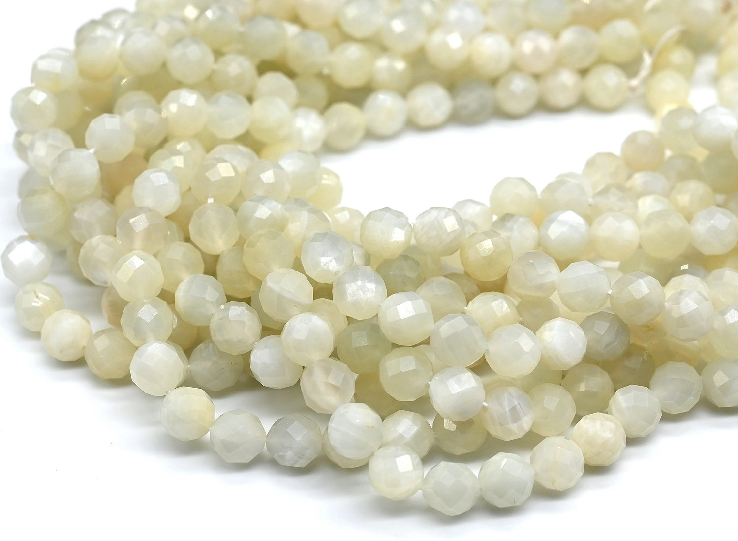 13241-8 Лунный камень шар огранка 8мм, нить 19см