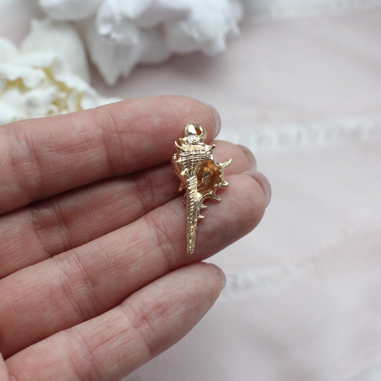 п879-з Подвеска "Ракушка" вытянутая 30*15мм, позолота