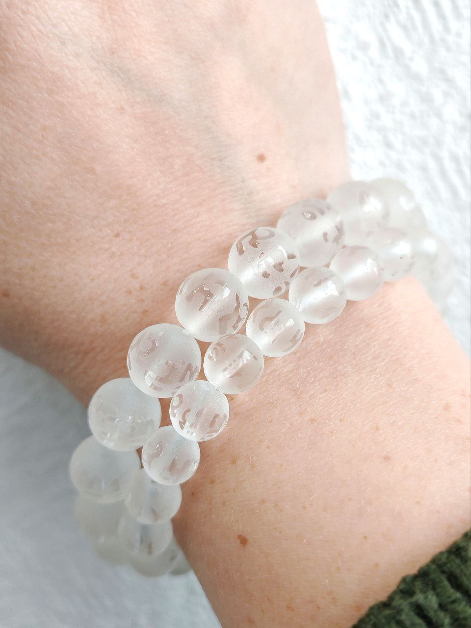 бшш8-гхм Горный хрусталь матовый с мантрой 8мм, шт