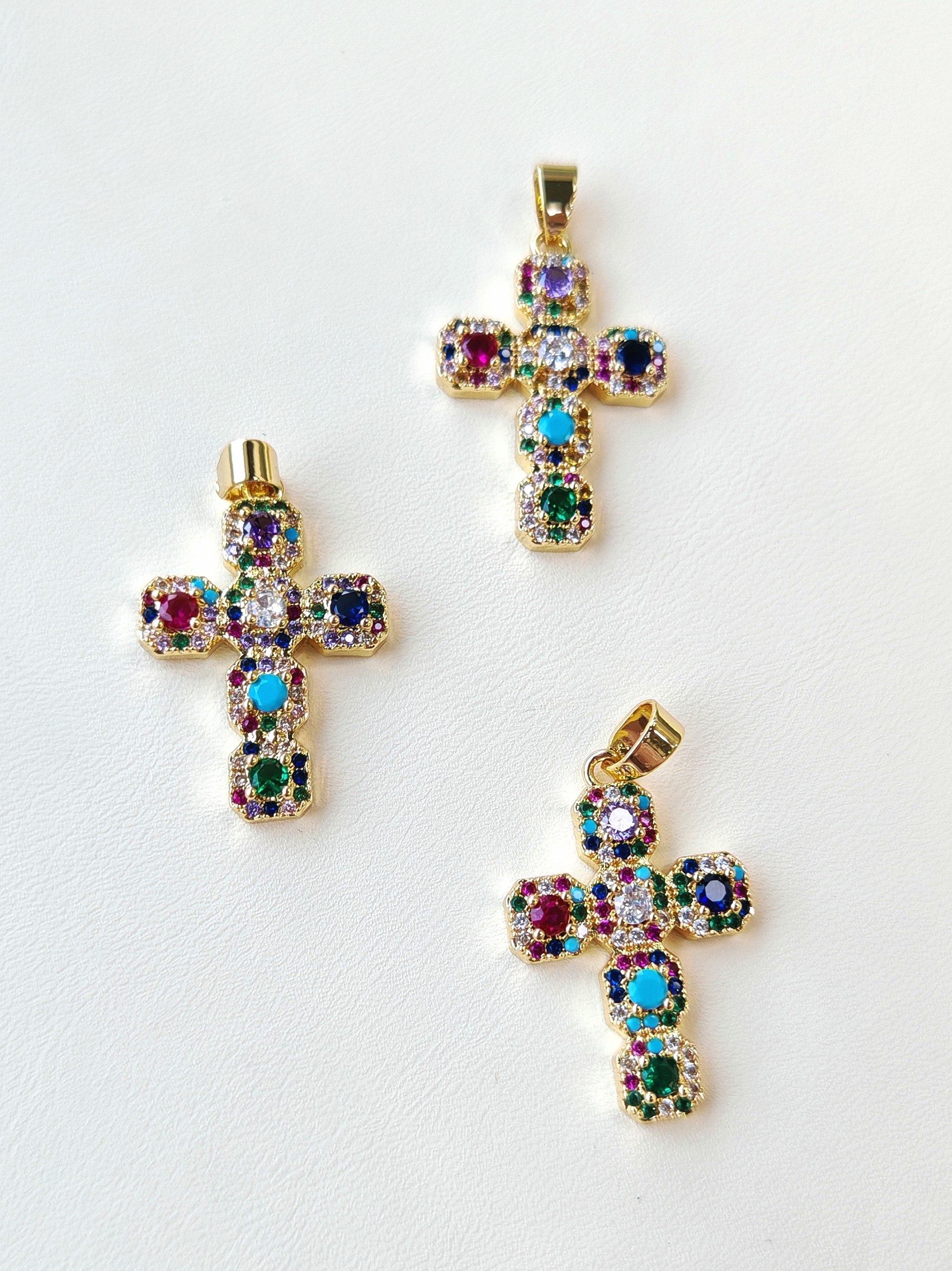 456-цз Подвеска "Крест" с квадратными фианитами 26*18мм, микс цветов, позолота