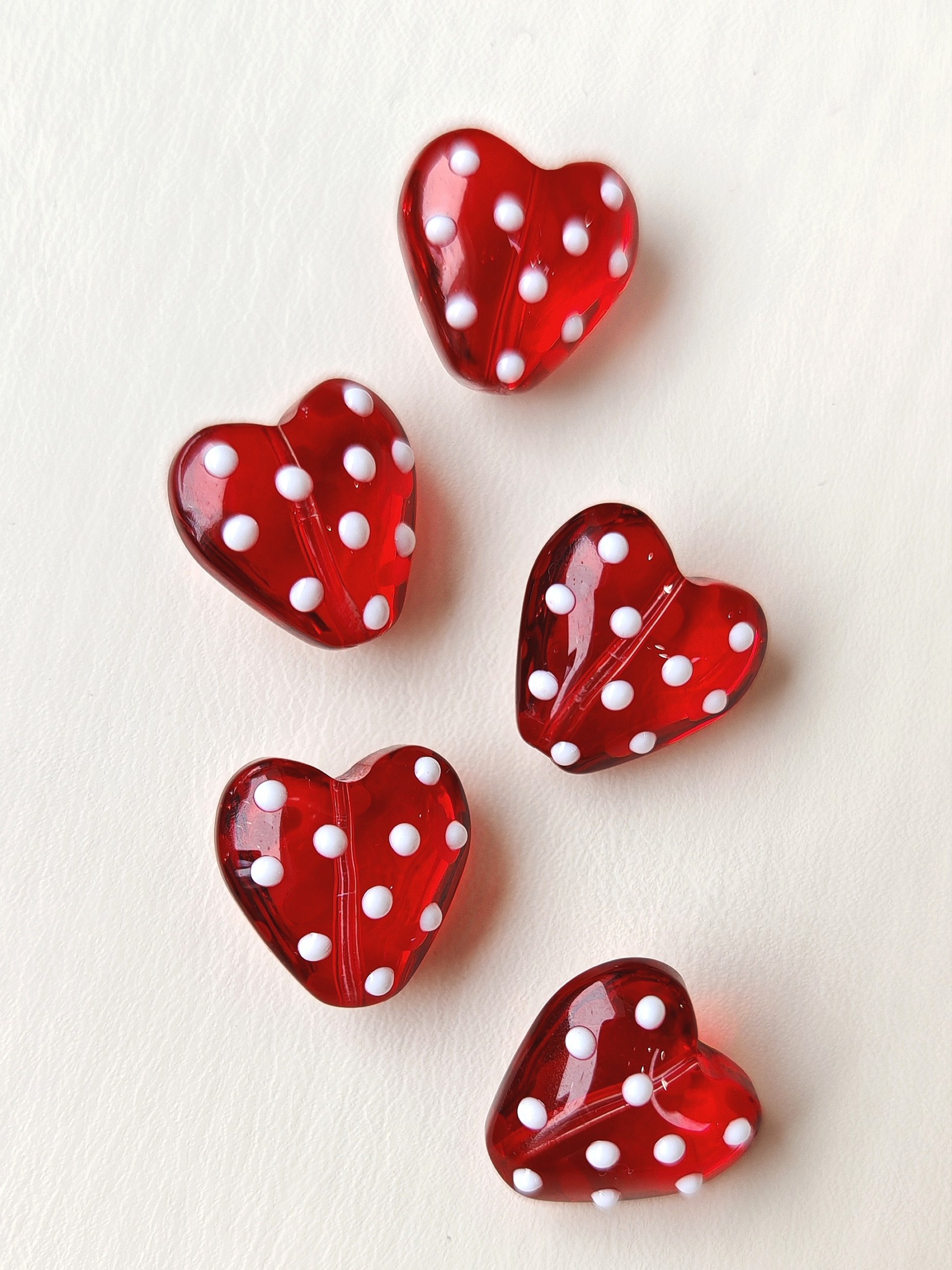 бс14 Бусина "Сердце в крапинку" 14мм, красное