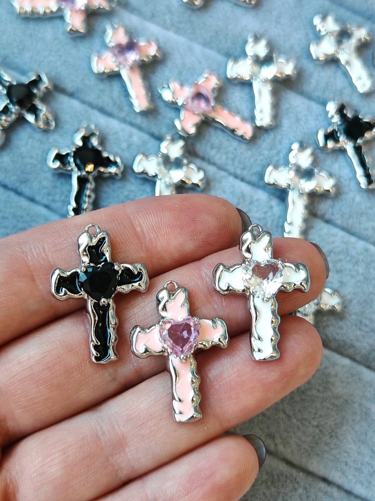 18125-рр Подвеска "Крест" с розовой эмалью и розовым фианитом-сердцем 28*17мм, родий