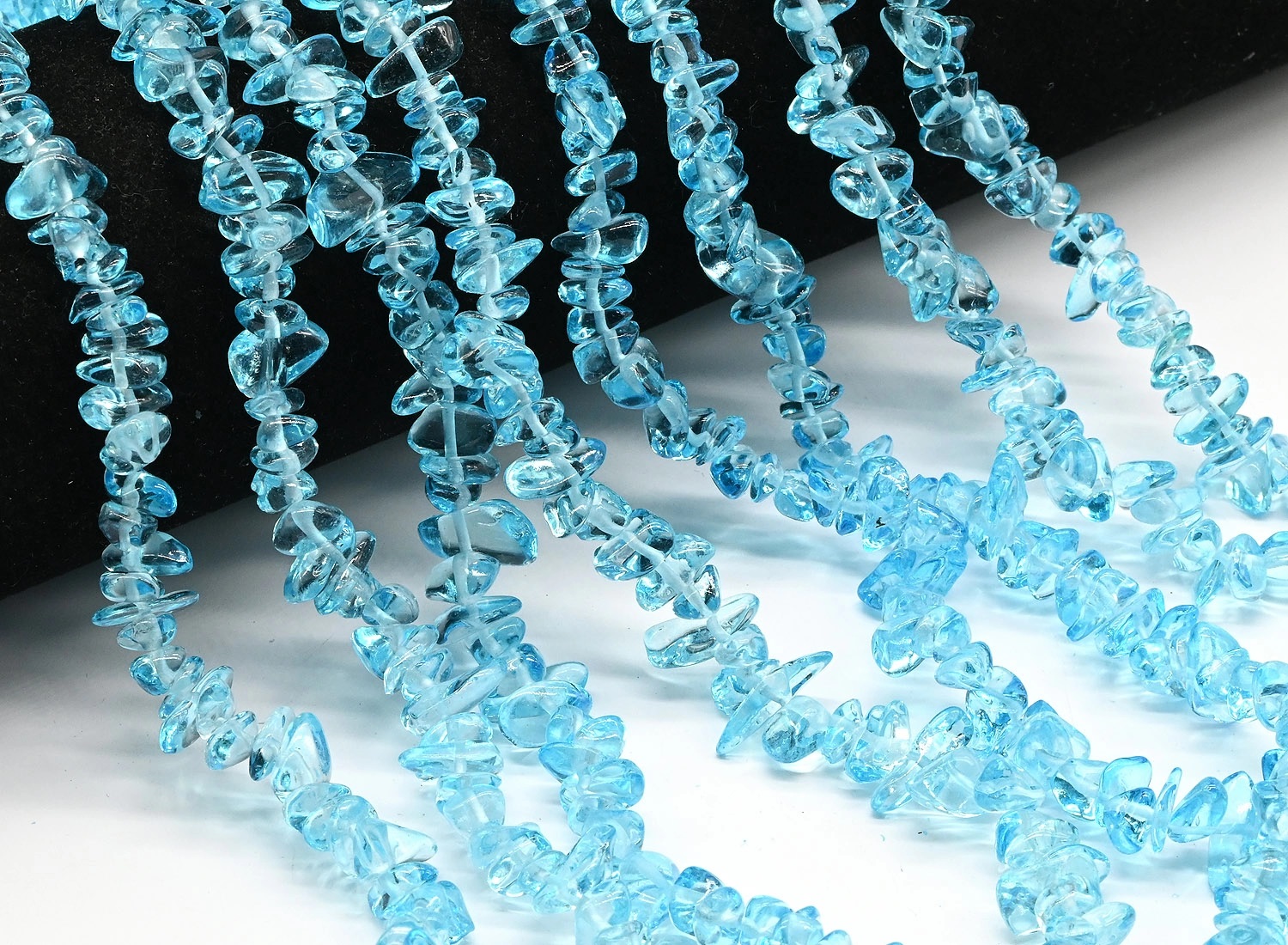 скр7-яг Стекло крошка 7*3мм ярко-голубой, нить 40см