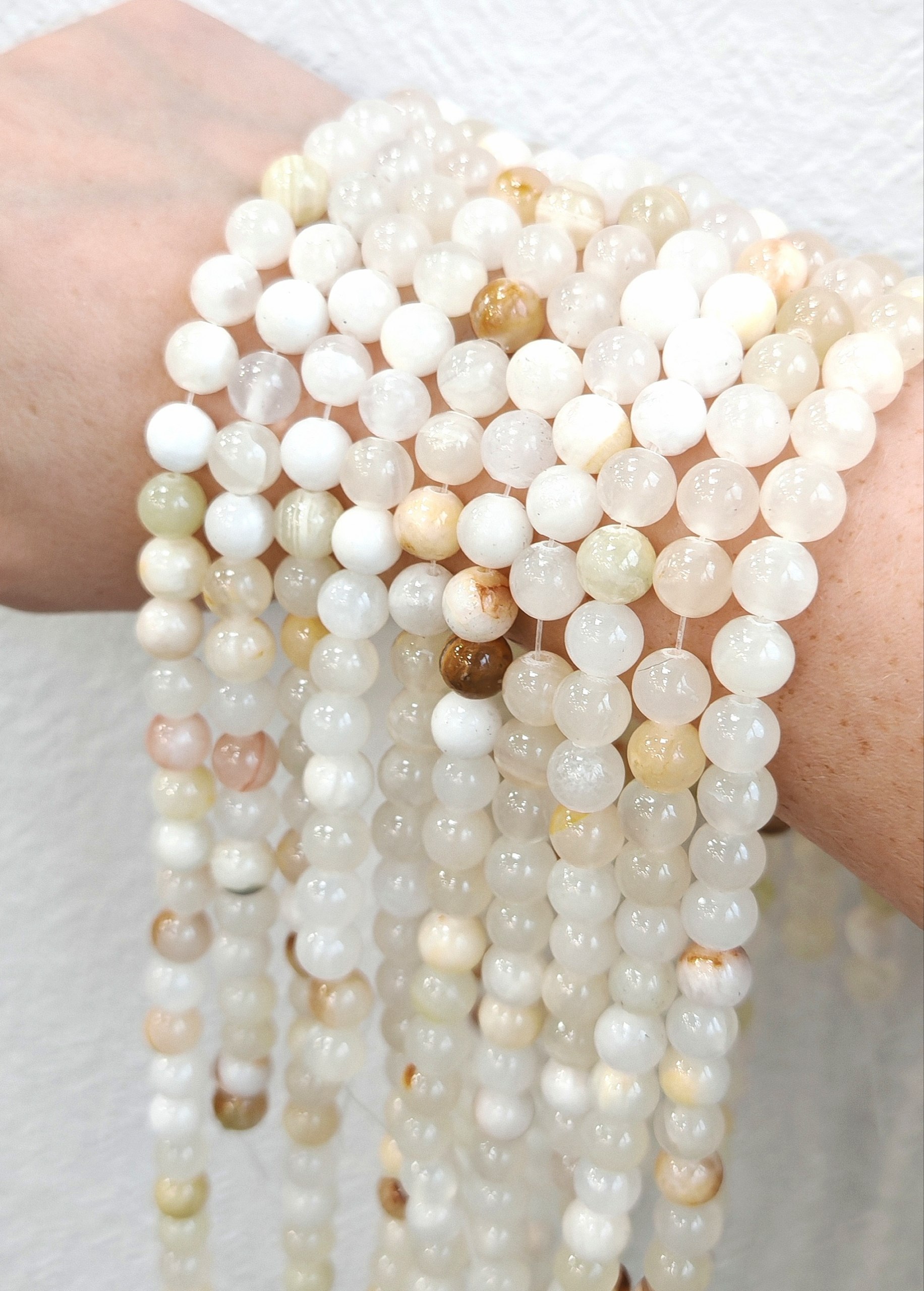 15900-6 Кальцит шар гладкий 6мм ваниль, 38см