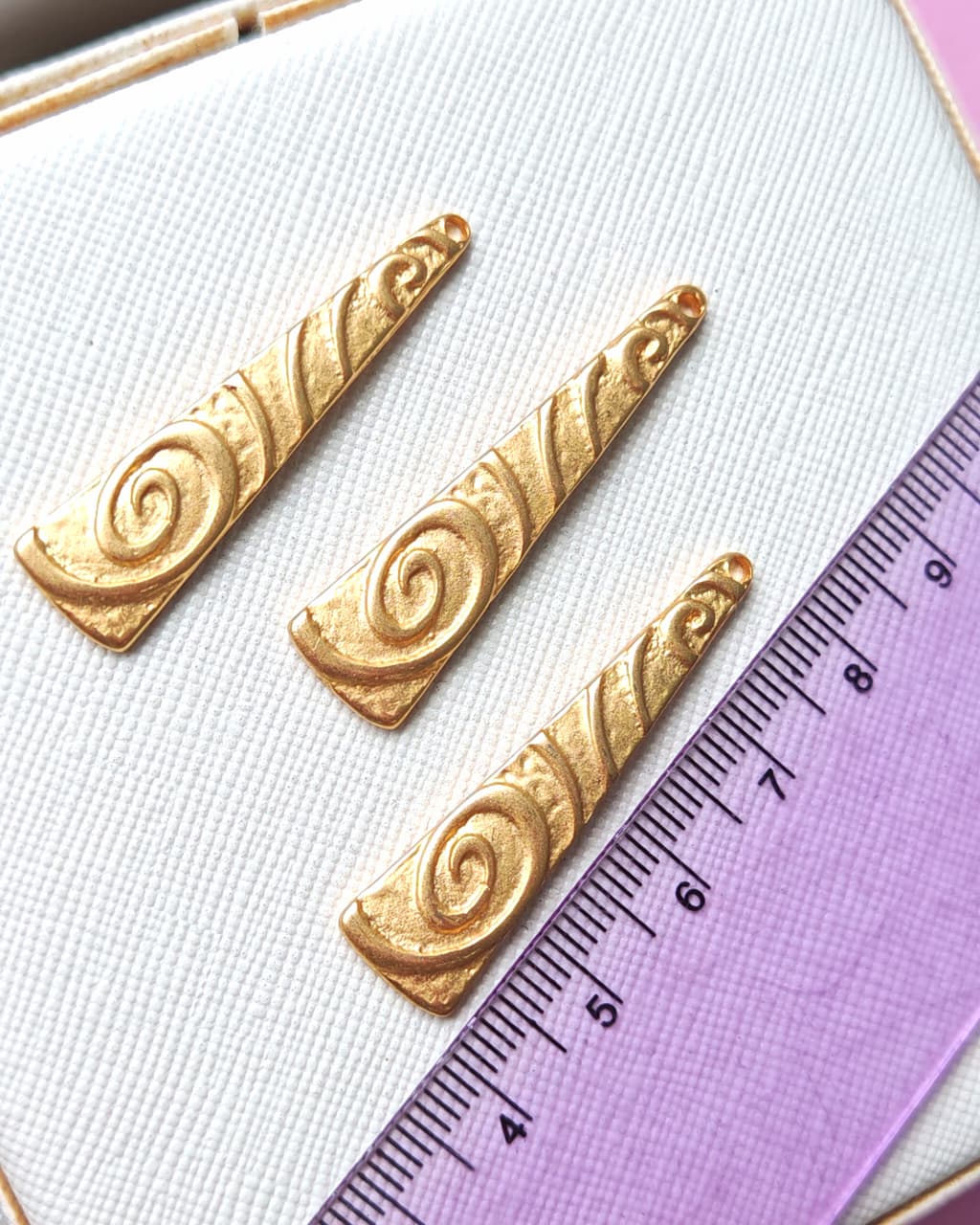 16652-тр Подвеска "Треугольник" Италия 39*10мм, матовая позолота