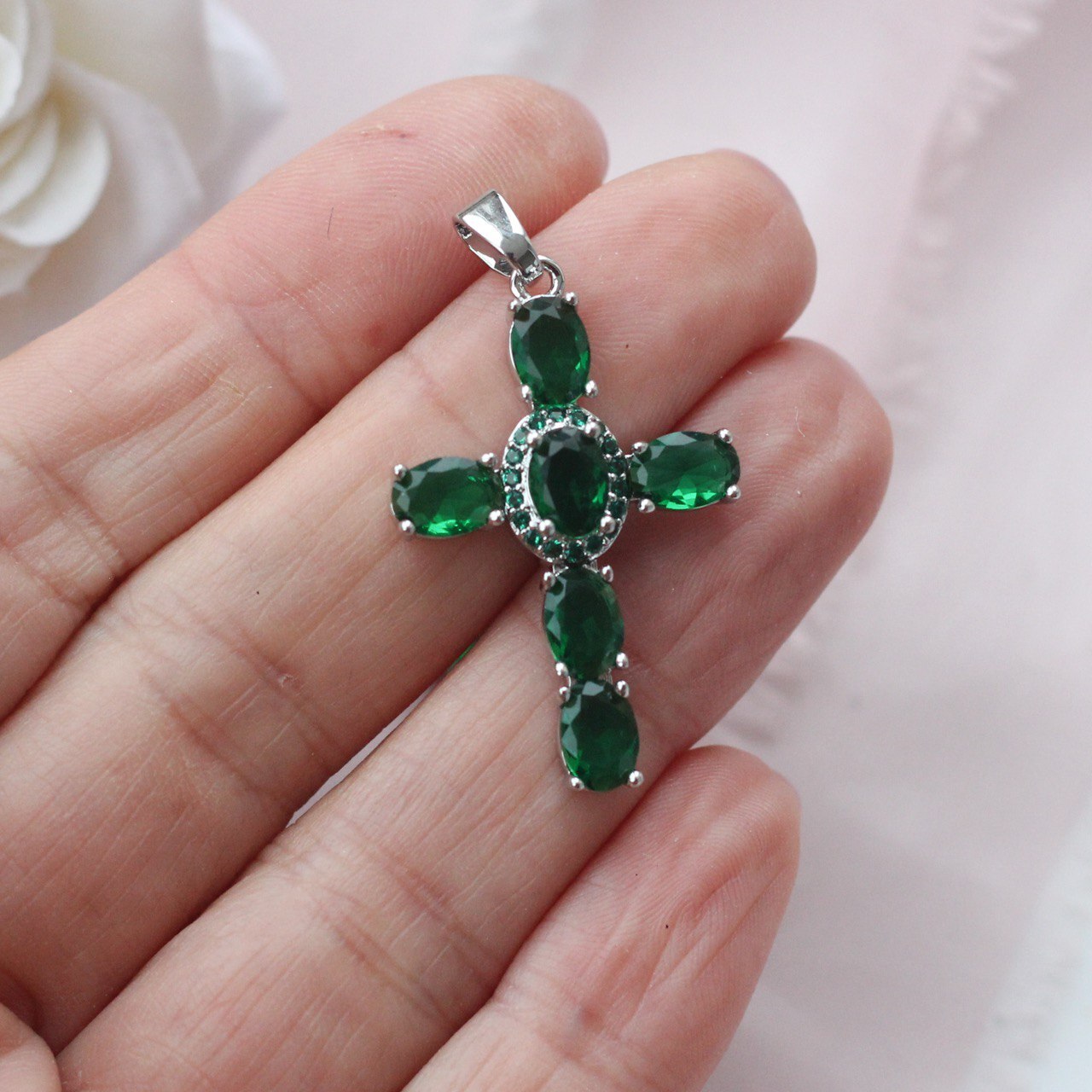 кцф3019-зр Подвеска "Крест" с зелеными фианитами 30*19мм, родий
